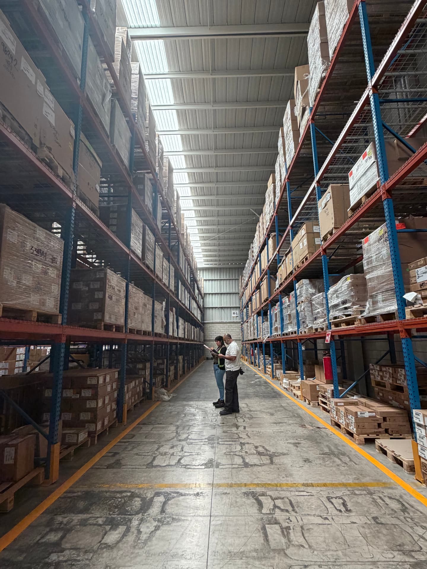 Equipo Natcor realizando inventario cíclico en pasillo de racks