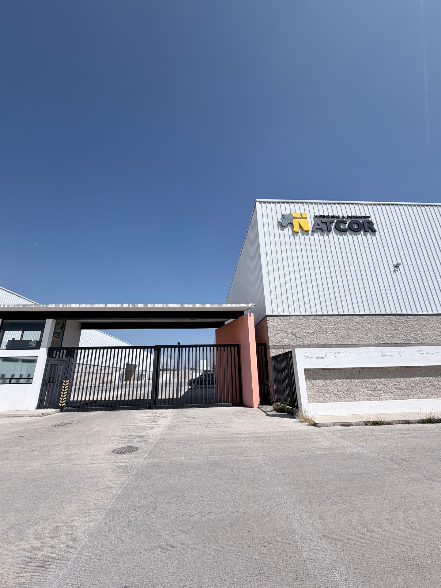 Acceso principal al centro de distribución Natcor