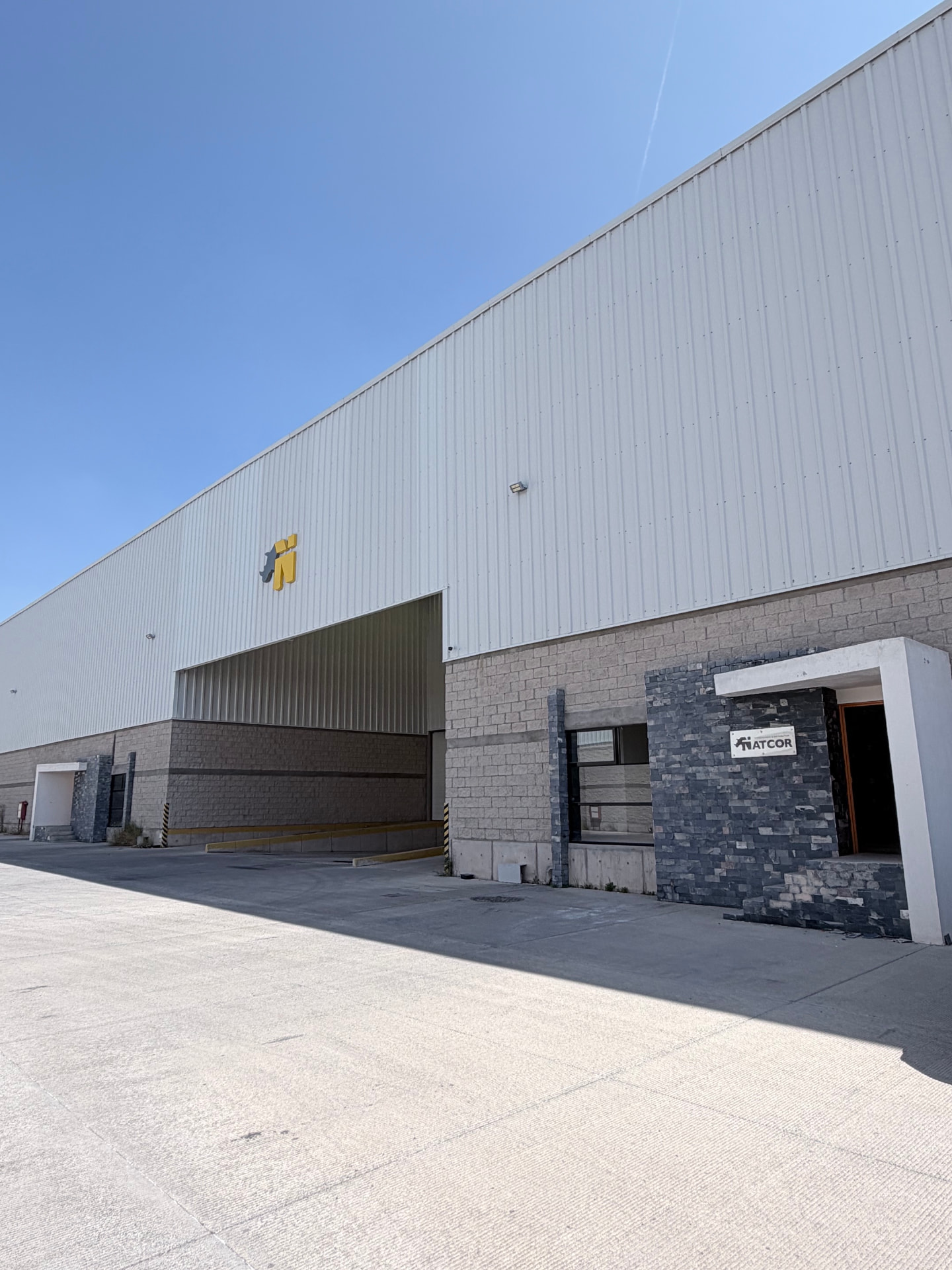 Fachada y andenes del centro de distribución Natcor