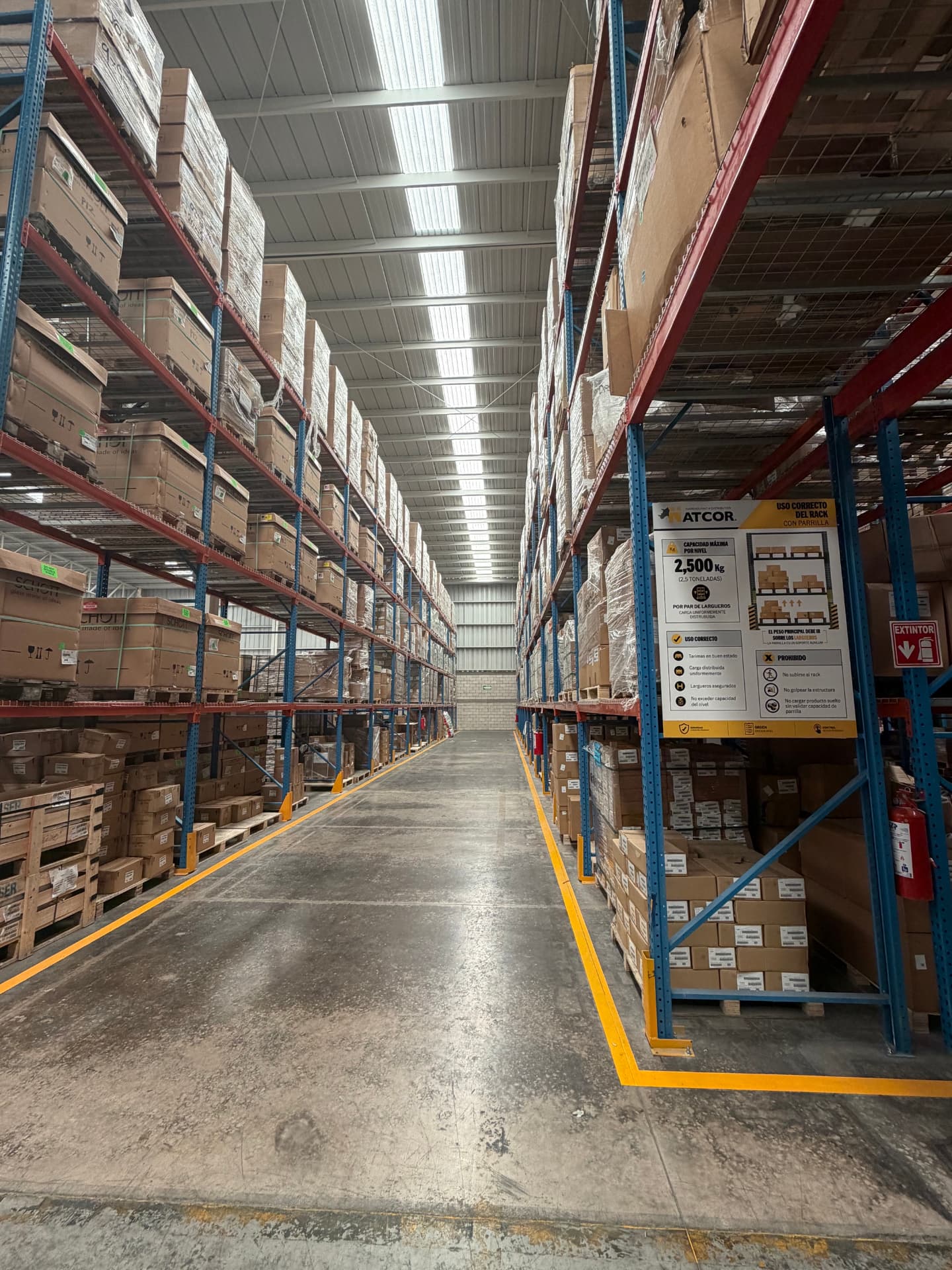 Pasillo de racks selectivos con señalización de capacidad