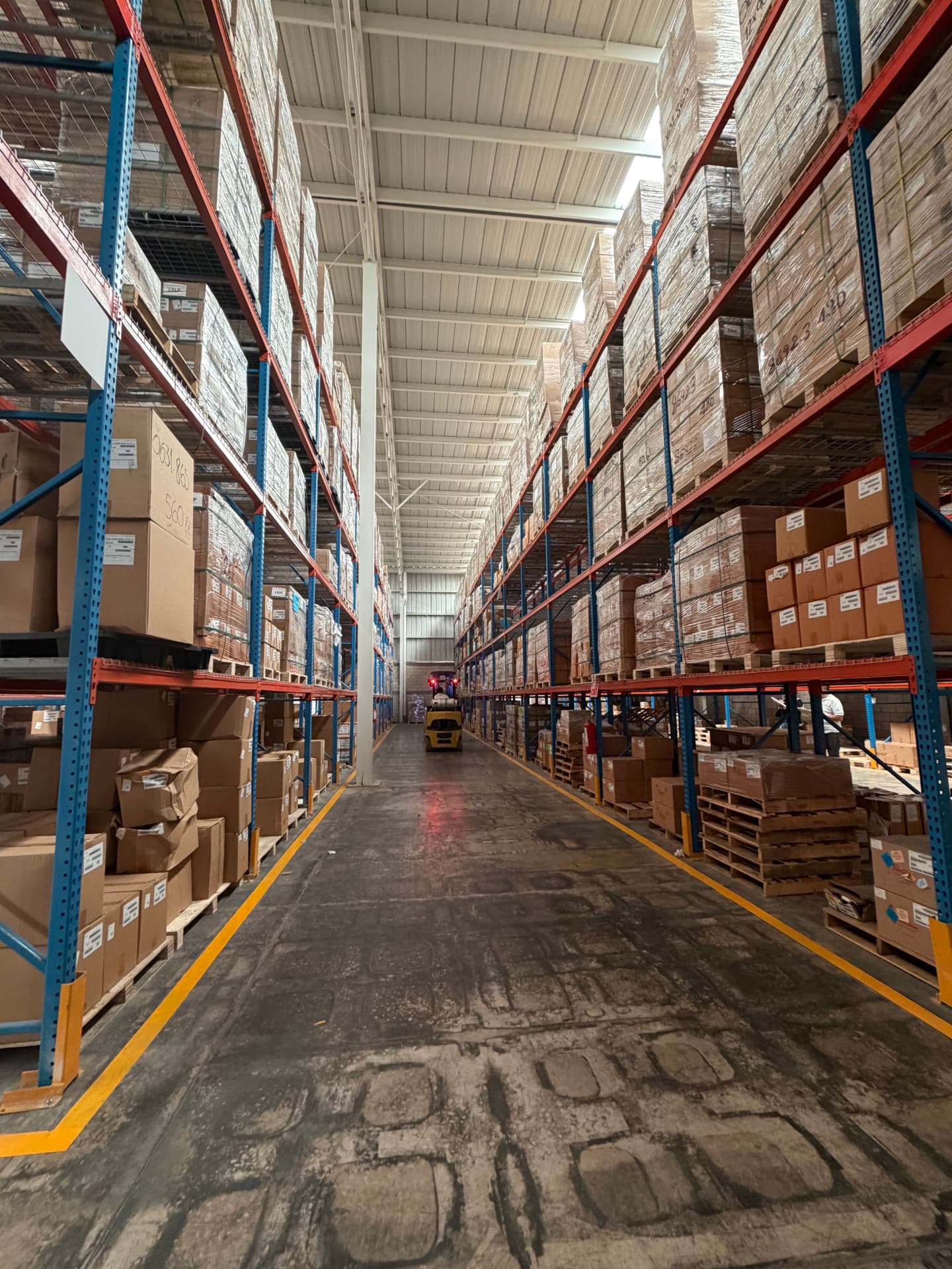 Montacargas operando en pasillo de racks